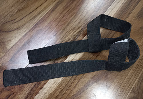 nylon lifting straps on woodern table