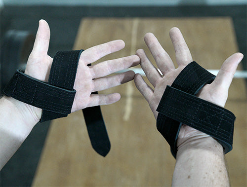 lifting straps laying on hands before wrapping around bar